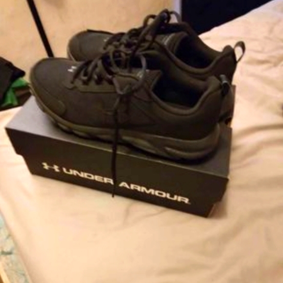 Under amour shoes - Picture 1 of 2